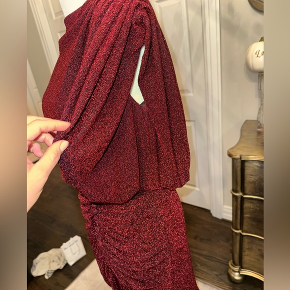 Red glistening evening gown (40) - Picture 6 of 13